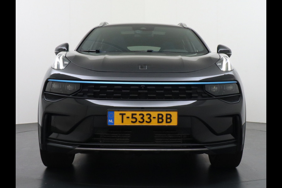 Lynk & Co 01 PHEV AUT-7 261pk Pano-Schuif-K-dak 20" 360°Camera Apple Carplay Android Auto Adaptive-Cr NaviPdc-a+v Ecc Keyless Led M-BuxPlug-I Elek.Memory.Stoel File assistent Dodehoek detector Elektrisch bedienbare achterklep Rijstrooksensor Wifi Verkeersbord detectie 425Nm koppel 3,6kw laadvermogen €44.882 Nieuwprijs 1e Eigenaar Origineel NLse auto!