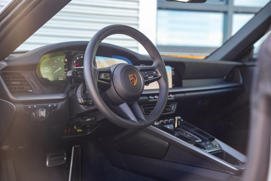 Porsche 911 Cabrio 3.0 Carrera Sportuitlaat Stoelverw. Camera LED 21''LM Krijt Grijs