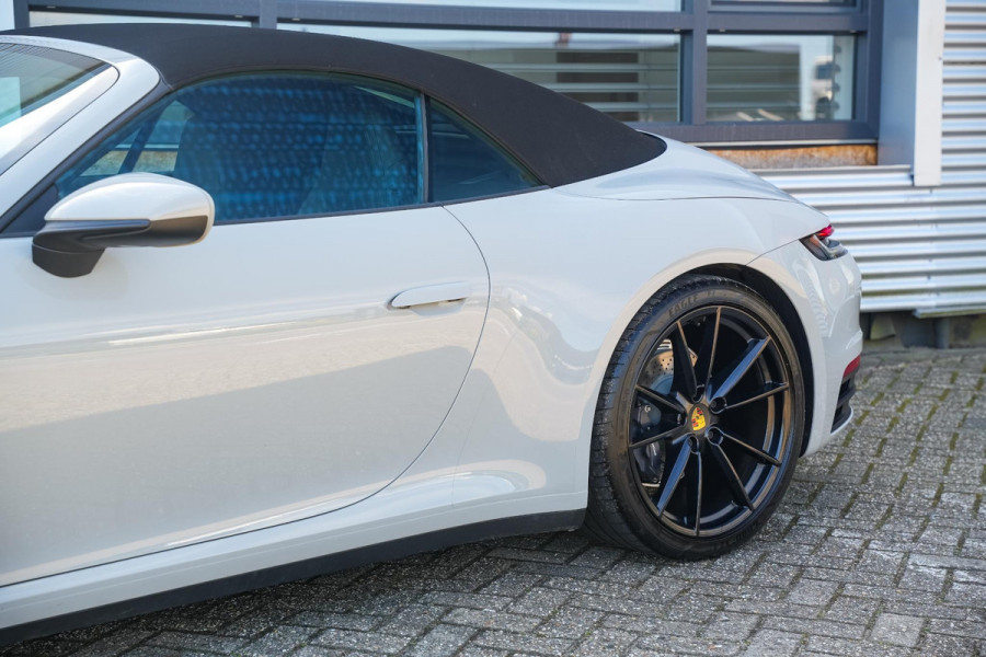 Porsche 911 Cabrio 3.0 Carrera Sportuitlaat Stoelverw. Camera LED 21''LM Krijt Grijs