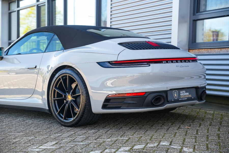 Porsche 911 Cabrio 3.0 Carrera Sportuitlaat Stoelverw. Camera LED 21''LM Krijt Grijs