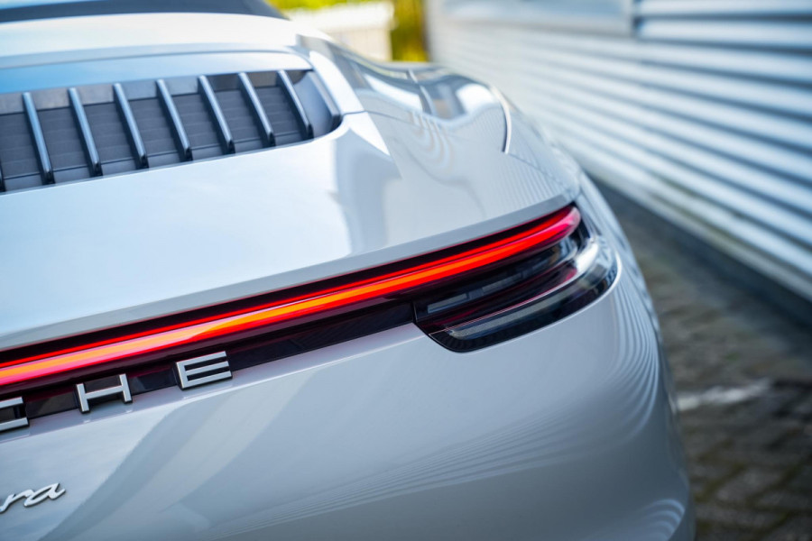 Porsche 911 Cabrio 3.0 Carrera Sportuitlaat Stoelverw. Camera LED 21''LM Krijt Grijs