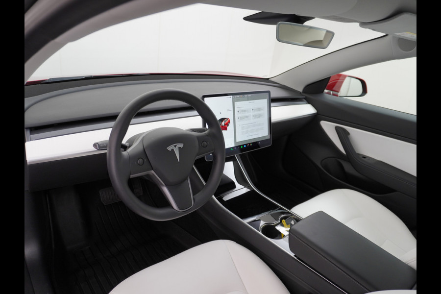 Tesla Model 3 RWD+ 60kWh 325PK **LFP ACCU** Ivoor Interieur 19"Lmv FSD-3 Comp. AutoPilot Leder PanoDak Adaptive-Cruise Lmv Camera's Elektr.-St Navi LED Comfortstoelen ACC DAB Keyless en Voorverwarmen interieur via App One-Pedal-Drive In zeer nette staat! Origineel Nederlandse auto tot 11kw laden thuis! Garantie Accu tot 30-6-2029 max 160.000km