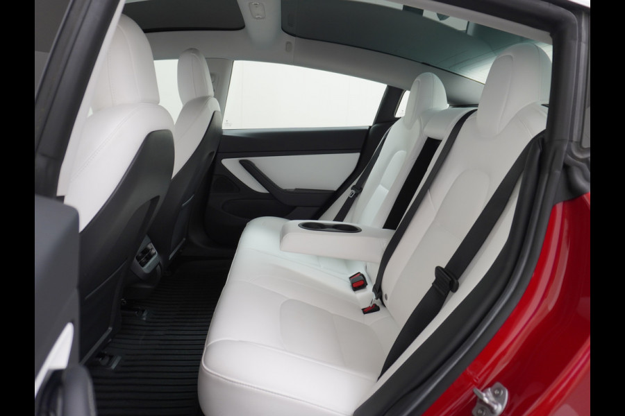 Tesla Model 3 RWD+ 60kWh 325PK **LFP ACCU** Ivoor Interieur 19"Lmv FSD-3 Comp. AutoPilot Leder PanoDak Adaptive-Cruise Lmv Camera's Elektr.-St Navi LED Comfortstoelen ACC DAB Keyless en Voorverwarmen interieur via App One-Pedal-Drive In zeer nette staat! Origineel Nederlandse auto tot 11kw laden thuis! Garantie Accu tot 30-6-2029 max 160.000km