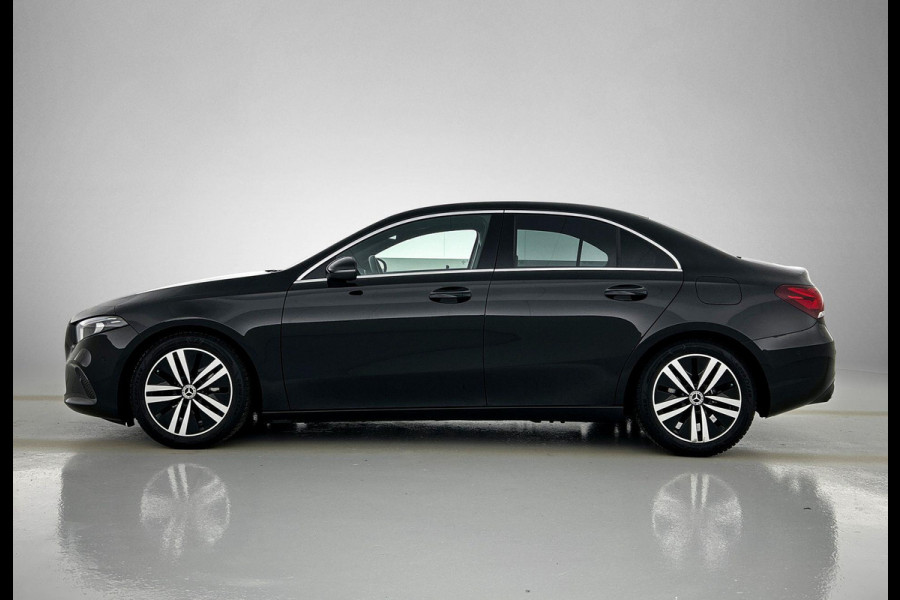 Mercedes-Benz A-Klasse 180 Business Solution(NL-auto, 1e Eig, Dealer onderH, Sfeer, Trekhaak, Navi Groot, StoelV, Etc)