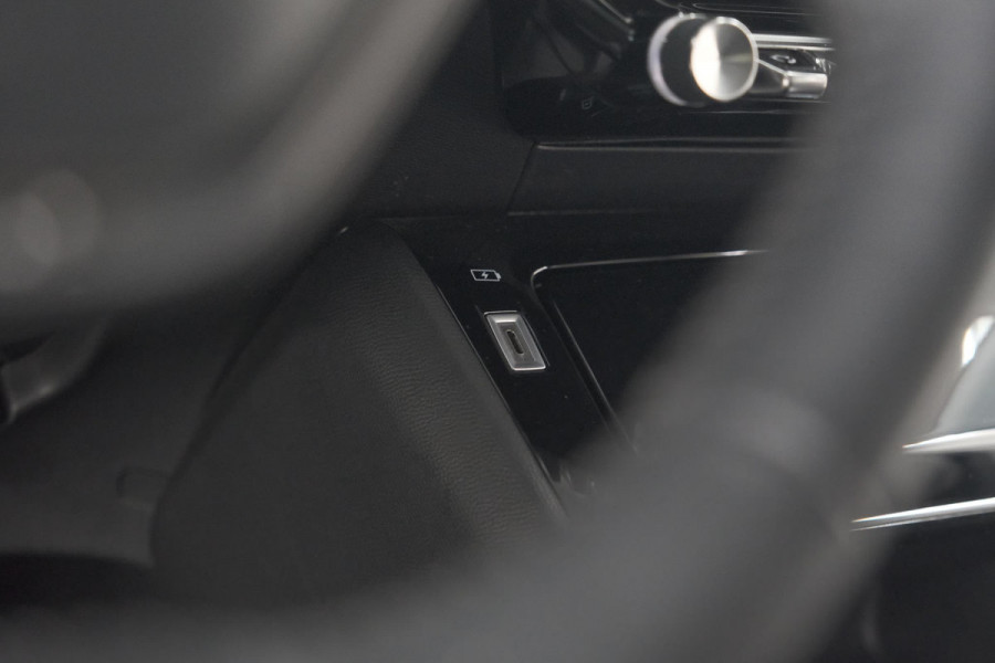 Peugeot e-2008 EV Allure 50 kWh | 3 Fase Laadfunctie | Camera | Navigatie | Parkeersensoren | Apple Carplay