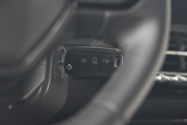 Peugeot 2008 Hybrid 136 e-DCS6 Allure | 360 Camera | Adaptieve Cruise Control | Dodehoekdetectie | Navigatie