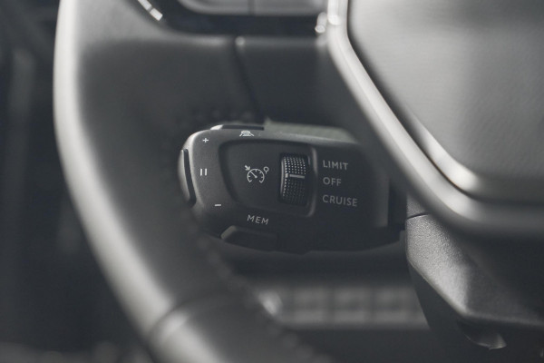 Peugeot 2008 Hybrid 136 e-DCS6 Allure | 360 Camera | Adaptieve Cruise Control | Dodehoekdetectie | Navigatie