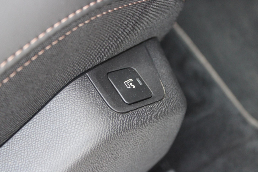 Peugeot 3008 1.6 HYbrid4 300PK GT PACK BUSINESS | PANORAMISCH SCHUIF/KANTEL DAK | NICHT VISION | AFNEEMBARE TREKHAAK | ELEKTRISCH BEDIENBARE VOORSTOEL MET MASSAGE FUNCTIE | ALCANTARA BEKLEDING | STOEL/VOORRUIT RAND VERWARMING | FULL LED KOPLAMPEN | BLACK PACK | 19" LICHTMETALEN VELGEN | APPLE CARPLAY/ANDROID AUTO | NAVIGATIE | CLIMATE CONTROL | ADAPTIVE CRUISE CONTROL | KEYLESS ENTRY/START | ELEKTRISCH BEDIENBARE ACHTERKLEP |