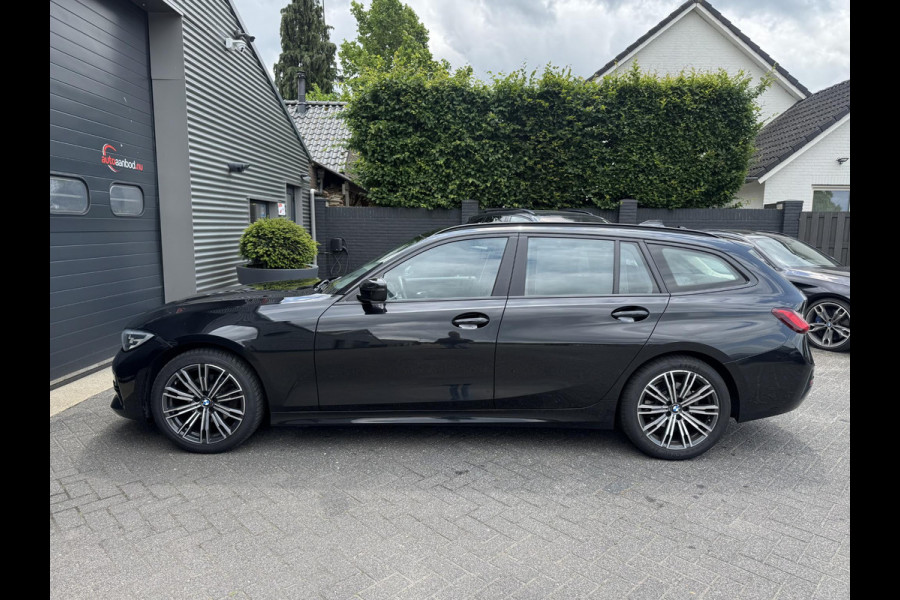 BMW 3 Serie Touring 320d High Executive Edition | Navigatie | Parkeersensoren | 18 Inch Lichtmetalen Velgen | Climate Control | Stoelverwarming |