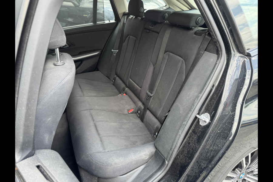 BMW 3 Serie Touring 320d High Executive Edition | Navigatie | Parkeersensoren | 18 Inch Lichtmetalen Velgen | Climate Control | Stoelverwarming |
