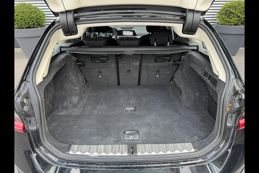 BMW 3 Serie Touring 320d High Executive Edition | Navigatie | Parkeersensoren | 18 Inch Lichtmetalen Velgen | Climate Control | Stoelverwarming |
