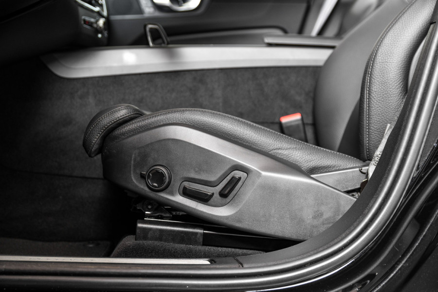 Volvo XC60 2.0 T6 Plug-in hybrid AWD Plus Dark | S/K-Panodak | Dig. Cockpit | Adapt. Cruise | Memory Stoelen | Elek. Klep | Stoel-+stuurverw. | 360 Camera | Harman/Kardon | NAV+App. Connect | LM 19" | 9452