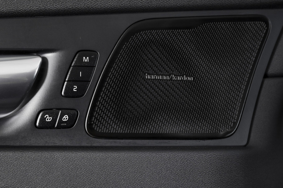 Volvo XC60 2.0 T6 Plug-in hybrid AWD Plus Dark | S/K-Panodak | Dig. Cockpit | Adapt. Cruise | Memory Stoelen | Elek. Klep | Stoel-+stuurverw. | 360 Camera | Harman/Kardon | NAV+App. Connect | LM 19" | 9452