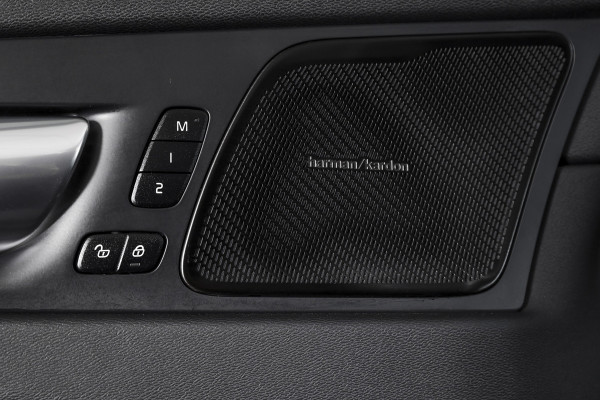 Volvo XC60 2.0 T6 Plug-in hybrid AWD Plus Dark | S/K-Panodak | Dig. Cockpit | Adapt. Cruise | Memory Stoelen | Elek. Klep | Stoel-+stuurverw. | 360 Camera | Harman/Kardon | NAV+App. Connect | LM 19" | 9452