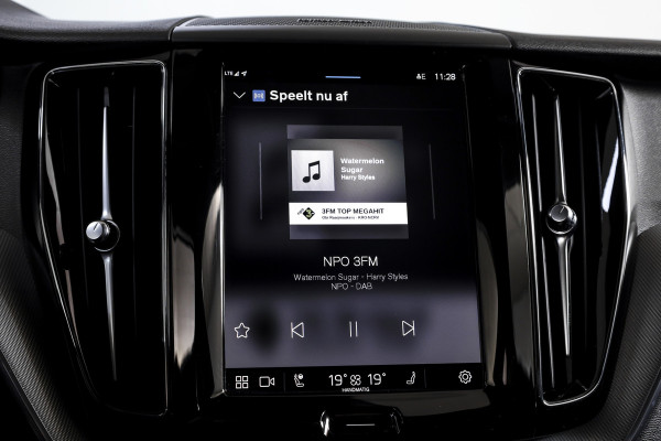 Volvo XC60 2.0 T6 Plug-in hybrid AWD Plus Dark | S/K-Panodak | Dig. Cockpit | Adapt. Cruise | Memory Stoelen | Elek. Klep | Stoel-+stuurverw. | 360 Camera | Harman/Kardon | NAV+App. Connect | LM 19" | 9452