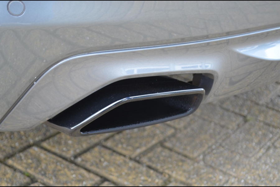 BMW 5 Serie 540i xDrive Touring 340 pk M-sport / 21" / Blackline