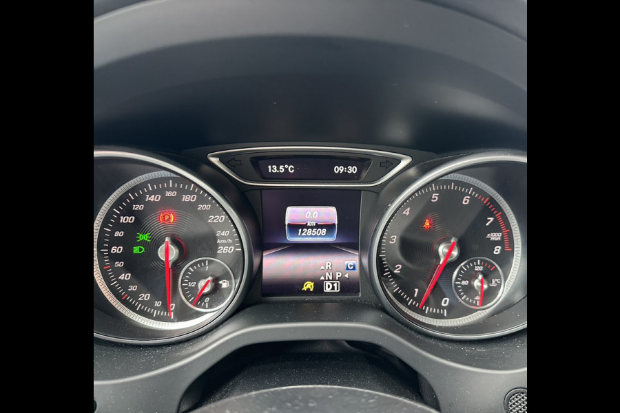 Mercedes-Benz CLA-Klasse Shooting Brake 180 Business Solution AMG ** Panodak ** Navigatie ** Stoelverwarming