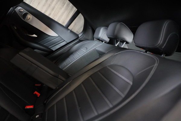 Mercedes-Benz GLC Coupé 300 4MATIC AMG 63 Look / Lane Assist / Leder / F1 / Sfeerverlichting / Camera / Led / Pdc / 20 Inch