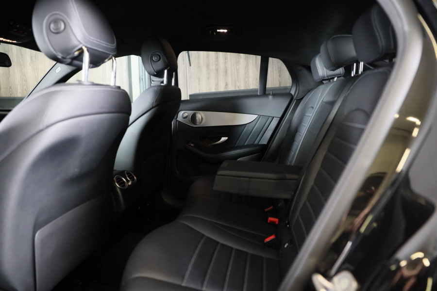 Mercedes-Benz GLC Coupé 300 4MATIC AMG 63 Look / Lane Assist / Leder / F1 / Sfeerverlichting / Camera / Led / Pdc / 20 Inch
