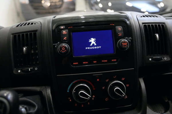 Peugeot Boxer 2.0 BlueHDI L3/H2 CAMERA NAVI AIRCO TREKHAAK GRIJS LEASE V/A € 99,- p.m. INRUIL MOGELIJK