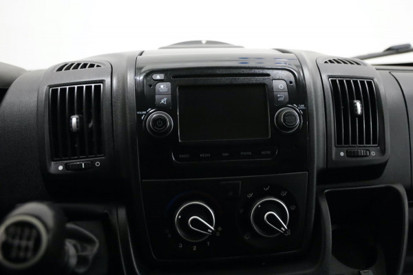 Peugeot Boxer 2.0 BlueHDI L3/H2 CAMERA NAVI AIRCO TREKHAAK GRIJS LEASE V/A € 99,- p.m. INRUIL MOGELIJK