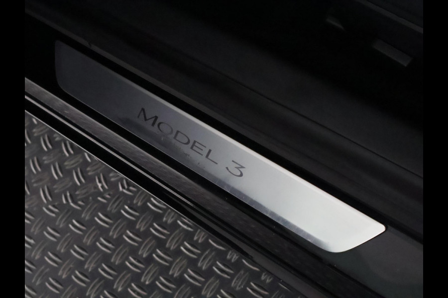 Tesla Model 3 Black Edition Standard RWD Plus 60 kWh | Navigatie | Panoramadak | Privacy Glass | ACCU 90%