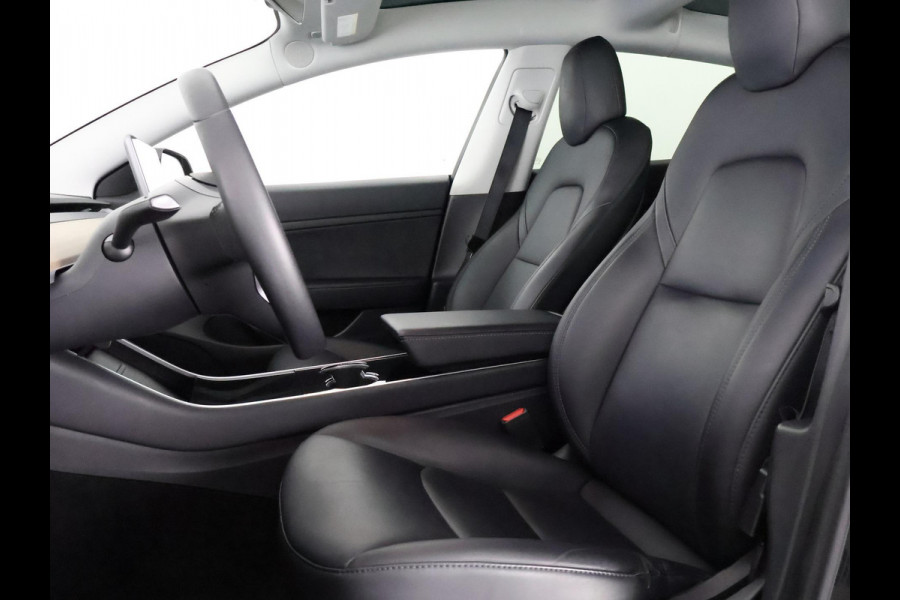 Tesla Model 3 Black Edition Standard RWD Plus 60 kWh | Navigatie | Panoramadak | Privacy Glass | ACCU 90%