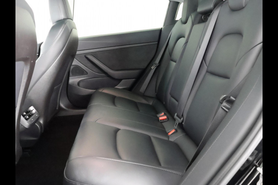 Tesla Model 3 Black Edition Standard RWD Plus 60 kWh | Navigatie | Panoramadak | Privacy Glass | ACCU 90%