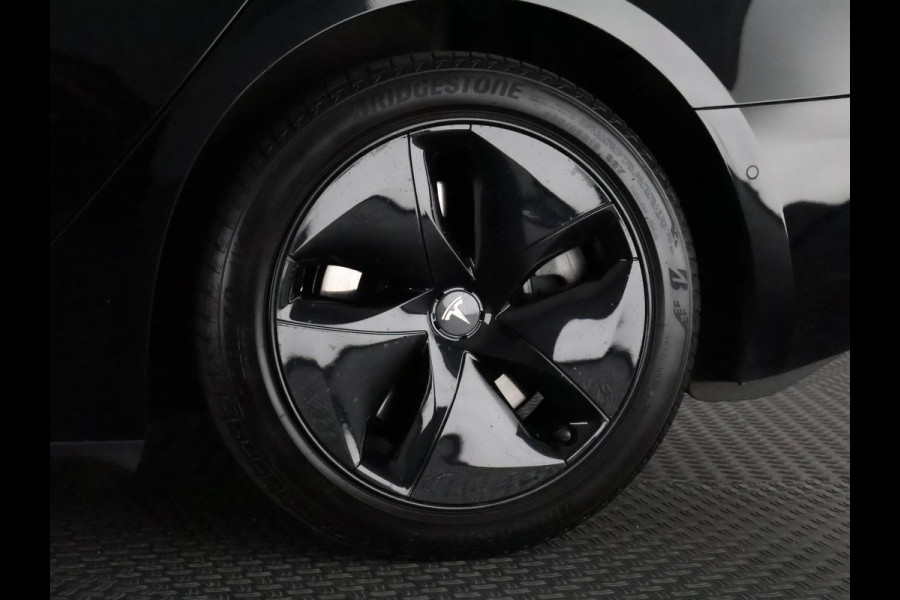 Tesla Model 3 Black Edition Standard RWD Plus 60 kWh | Navigatie | Panoramadak | Privacy Glass | ACCU 90%