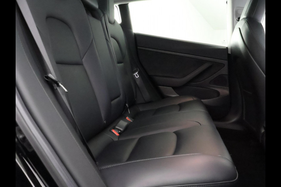 Tesla Model 3 Black Edition Standard RWD Plus 60 kWh | Navigatie | Panoramadak | Privacy Glass | ACCU 90%