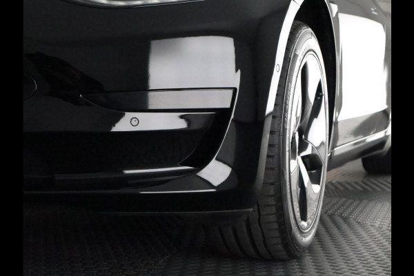 Tesla Model 3 Black Edition Standard RWD Plus 60 kWh | Navigatie | Panoramadak | Privacy Glass | ACCU 90%