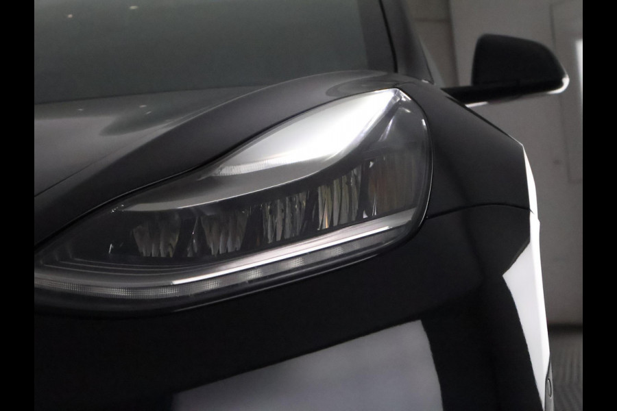 Tesla Model 3 Black Edition Standard RWD Plus 60 kWh | Navigatie | Panoramadak | Privacy Glass | ACCU 90%