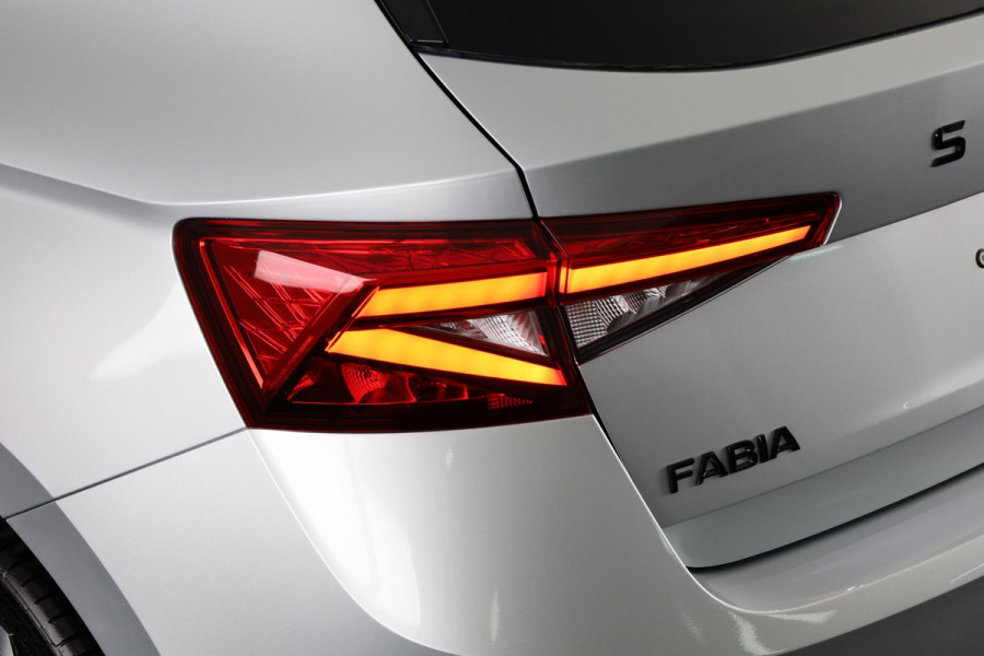 Škoda Fabia Monte Carlo 1.0 TSI 115 pk 7 versn. DSG | Travel assist plus | 18 inch lichtmetalen velgen | Verwarmbare voorstoelen | Zwart dak