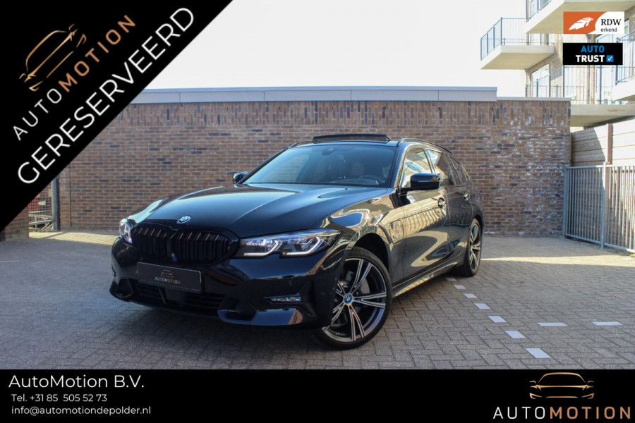 BMW 3 Serie Touring 330E XDRIVE TOURING | Pano | Camera |HUD onder andere voorzien van Panorama dak, ACC, Achteruitrijcamera, Sfeerverlichting, Dode hoek detectie, Front assist, parkeer assistent, Apple CarPlay, Head-up display, Stoelverwarming, Keyless, BMW laserlight & Elektrische trekhaak.