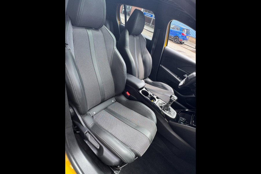 Peugeot 208 1.2 PureTech GT - Panorama dak I Navigatie I Airco I Sport pakket I 1/2 Leer I Trekhaak I Dealer onderhouden