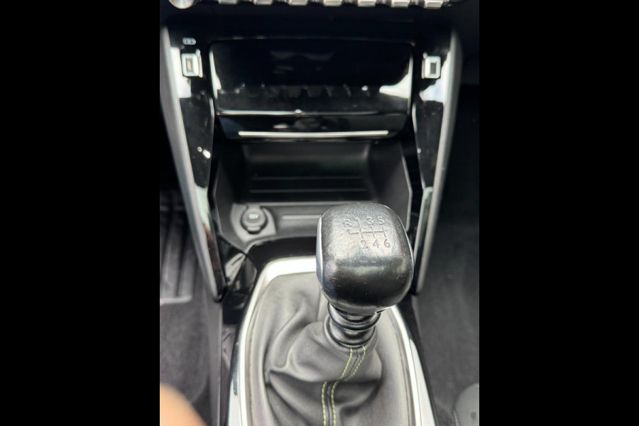 Peugeot 208 1.2 PureTech GT - Panorama dak I Navigatie I Airco I Sport pakket I 1/2 Leer I Trekhaak I Dealer onderhouden