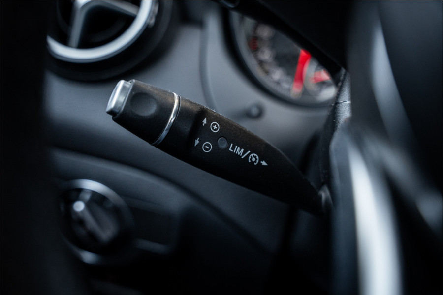 Mercedes-Benz A-Klasse A200 AMG-Line l Panorama l Keyles start l Stoel verw.