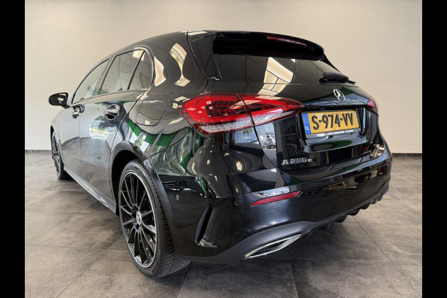 Mercedes-Benz A-Klasse 250 e AMG Line ACC PDC 360' camera Panoramadak Head-Up 24 maanden garantie mogelijk (*vraag naar de voorwaarden)