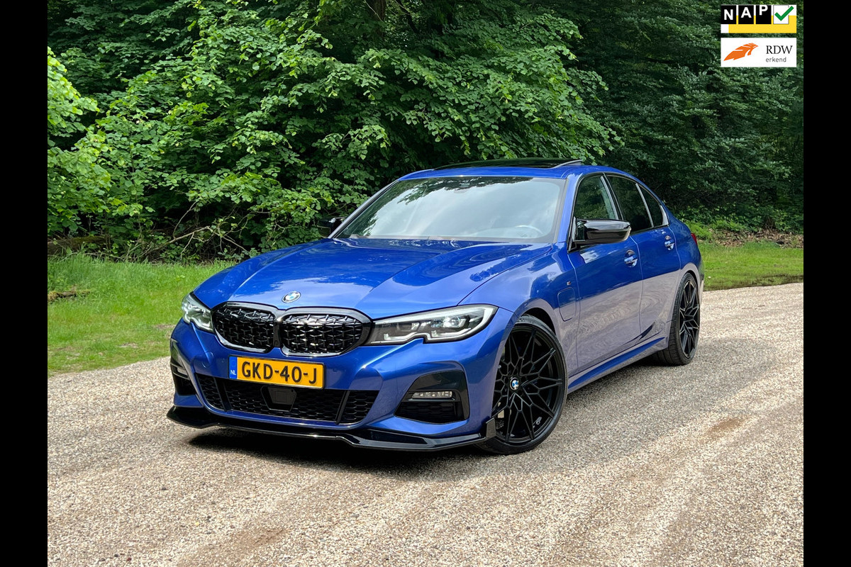 BMW 3-serie 330e High Executive | M Sport Automaat / Schuif-kanteldak / Sportstoelen / Adaptieve LED / M Adaptief onderstel