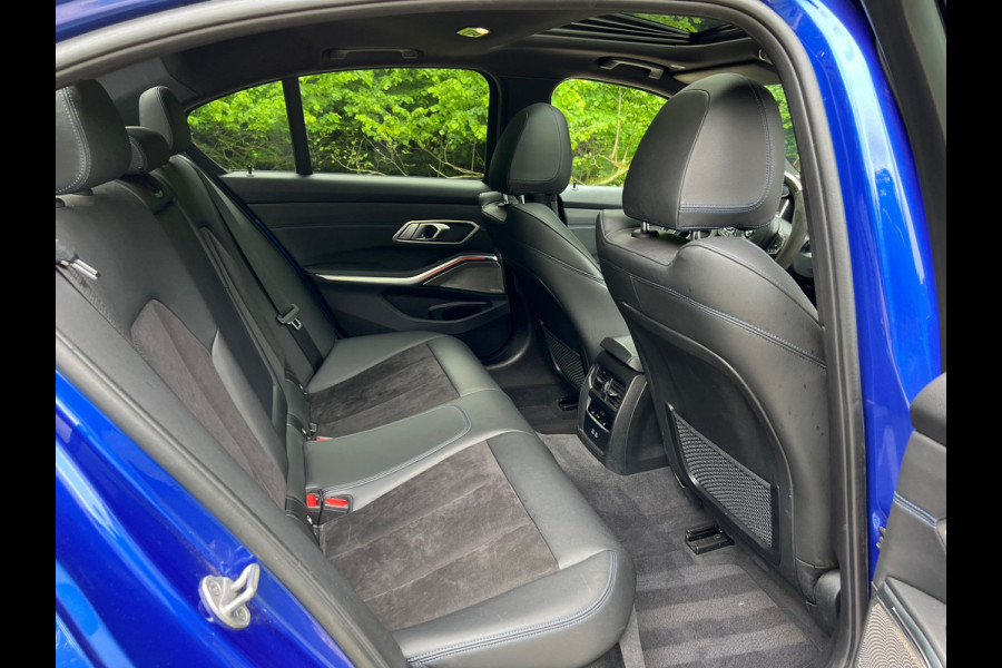 BMW 3-serie 330e High Executive | M Sport Automaat / Schuif-kanteldak / Sportstoelen / Adaptieve LED / M Adaptief onderstel