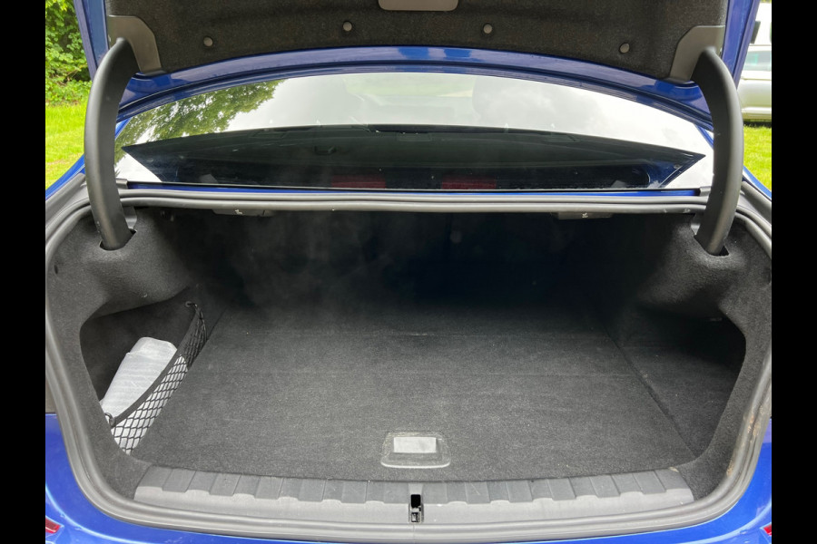 BMW 3-serie 330e High Executive | M Sport Automaat / Schuif-kanteldak / Sportstoelen / Adaptieve LED / M Adaptief onderstel