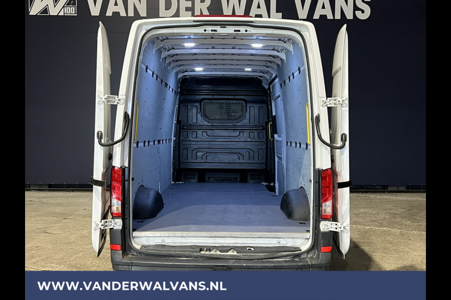 Volkswagen Crafter 2.0 TDI 141pk L4H3 L3H2 Euro6 ** Airco | 3000kg trekhaak | Cruisecontrol | Parkeersensoren Bijrijdersbank