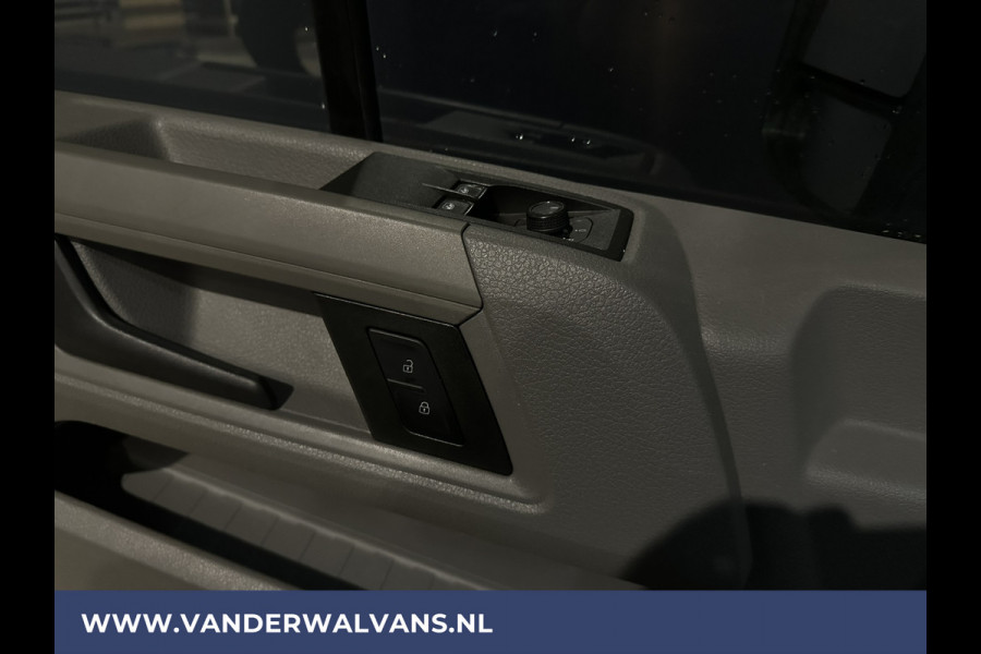 Volkswagen Crafter 2.0 TDI 140 pk L3H3 L2H2 Euro6 Airco | Navigatie | Apple Carplay | Cruisecontrol Android Auto, Bijrijdersbank, 3000kg trekvermogen, zilver