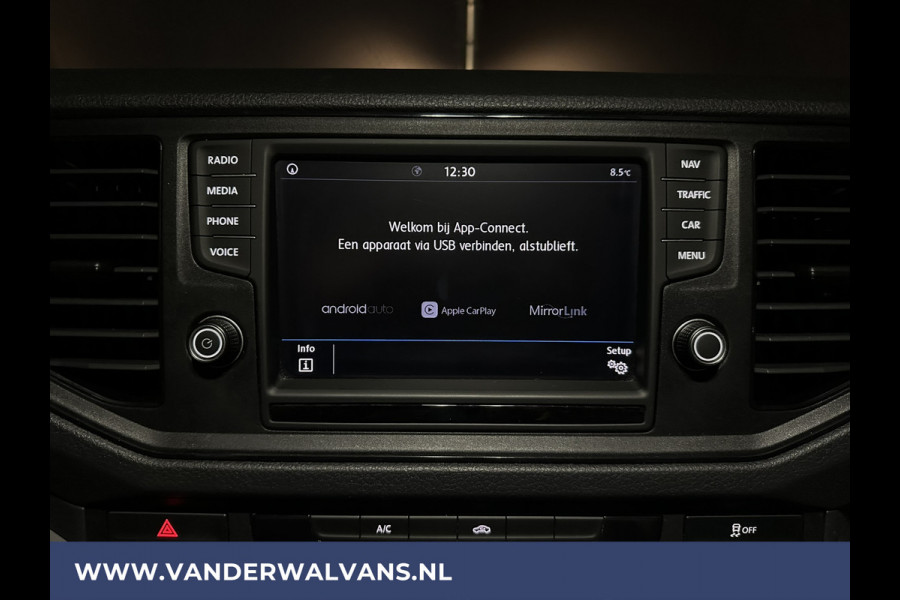 Volkswagen Crafter 2.0 TDI 140 pk L3H3 L2H2 Euro6 Airco | Navigatie | Apple Carplay | Cruisecontrol Android Auto, Bijrijdersbank, 3000kg trekvermogen, zilver