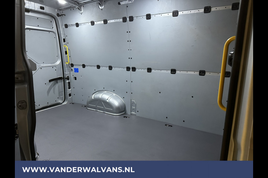 Volkswagen Crafter 2.0 TDI 140 pk L3H3 L2H2 Euro6 Airco | Navigatie | Apple Carplay | Cruisecontrol Android Auto, Bijrijdersbank, 3000kg trekvermogen, zilver