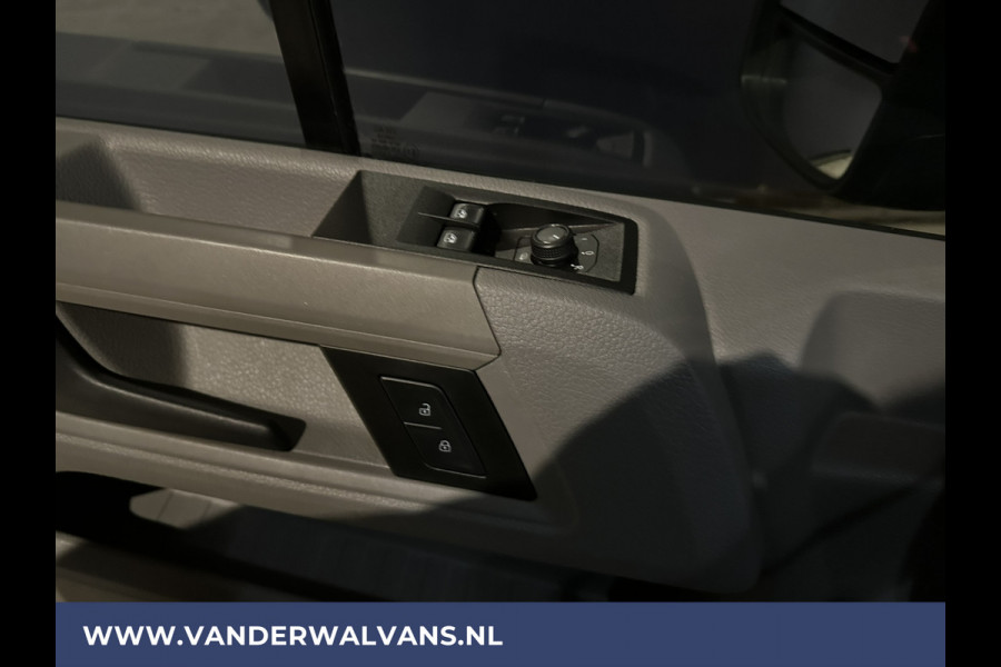 Volkswagen Crafter 2.0 TDI L3H3 L2H2 Euro6 Airco | Imperiaal | Cruisecontrol | Trekhaak Apple Carplay, Android Auto, Parkeersensoren, Sidebars, Bijrijdersbank, trap