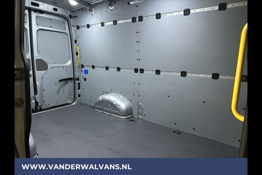 Volkswagen Crafter 2.0 TDI 140 pk L3H3 L2H2 Euro6 Airco | Navigatie | Apple Carplay | Cruisecontrol Android Auto, Bijrijdersbank, 3000kg trekvermogen, zilver