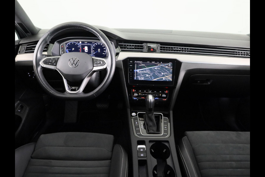 Volkswagen Passat Variant 1.5 TSI R-Line Business 150 pk Automaat (DSG) | Verlengde garantie | Navigatie | Parkeersensoren | Achteruitrijcamera | Stoelverwarming | Matrix LED koplampen |