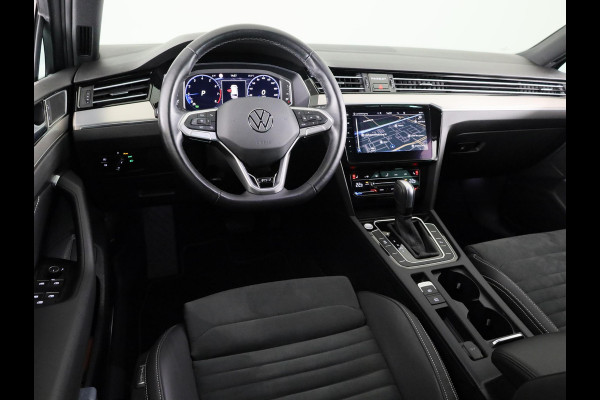 Volkswagen Passat Variant 1.5 TSI R-Line Business 150 pk Automaat (DSG) | Verlengde garantie | Navigatie | Parkeersensoren | Achteruitrijcamera | Stoelverwarming | Matrix LED koplampen |