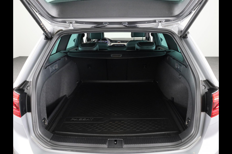 Volkswagen Passat Variant 1.5 TSI R-Line Business 150 pk Automaat (DSG) | Verlengde garantie | Navigatie | Parkeersensoren | Achteruitrijcamera | Stoelverwarming | Matrix LED koplampen |